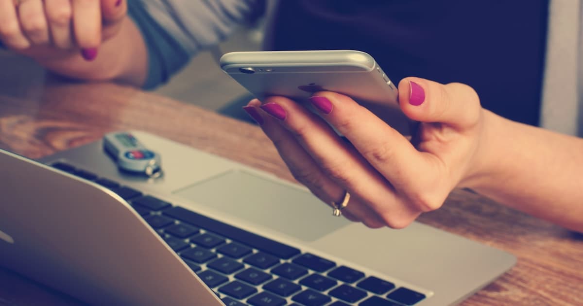 Schreibtisch mit Telefon und Notizblock, auf dem ein Ansagetext vorbereitet wird