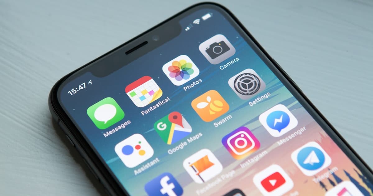 Person gibt einen GSM-Code zum Deaktivieren der Combox auf dem Smartphone ein