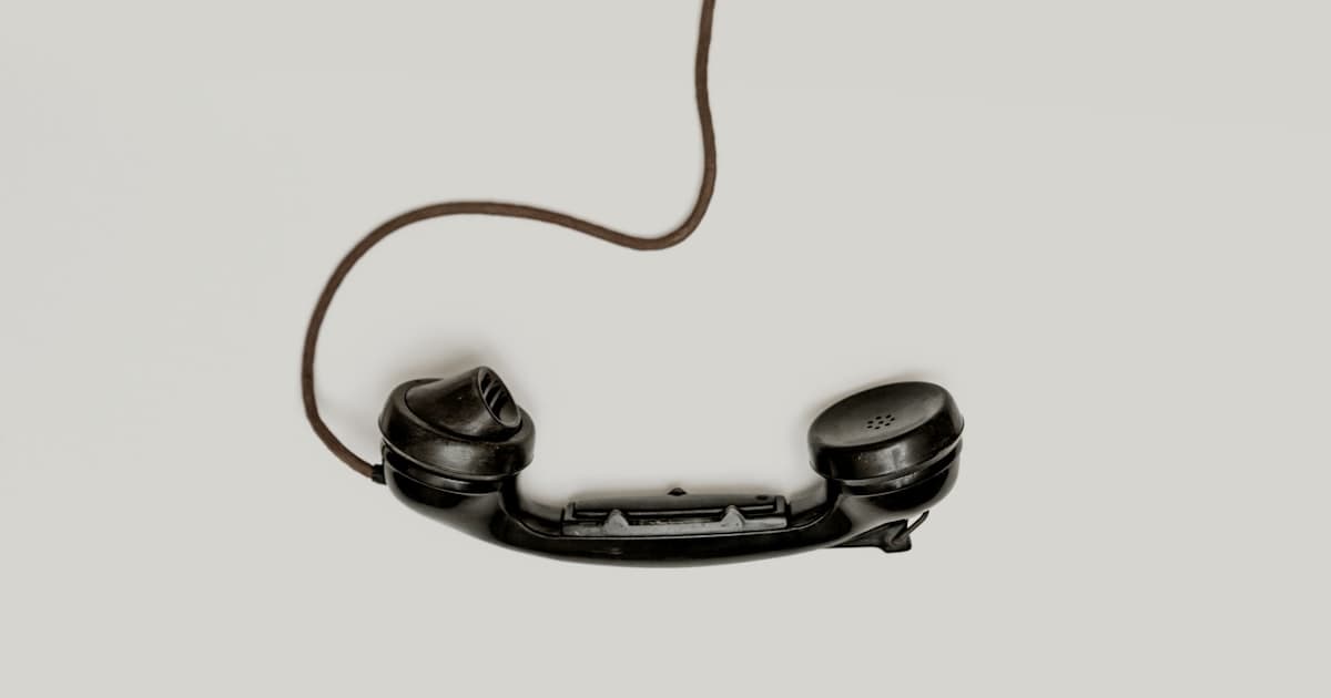 Person legt frustriert den Telefonhörer auf