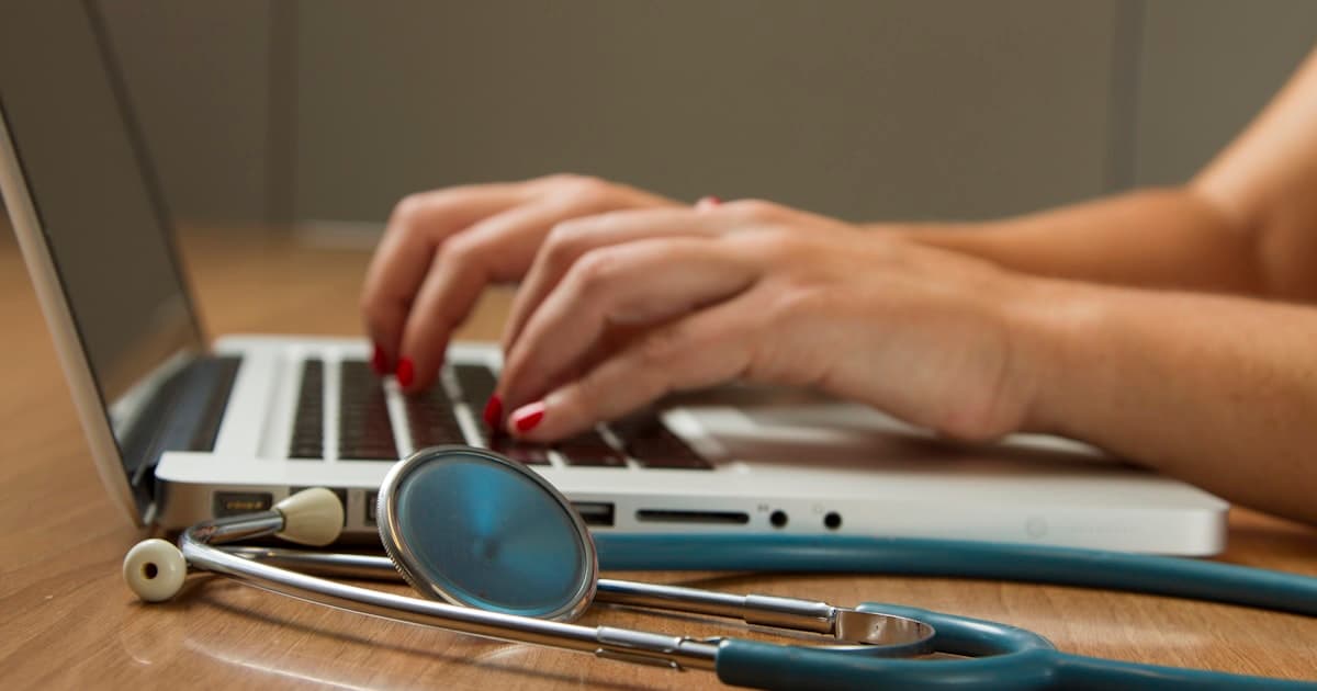 Physiotherapeutin behandelt Patientin in einer modernen Praxis