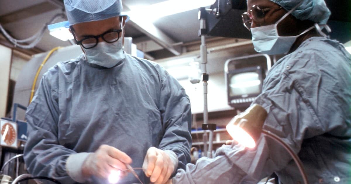 Physiothérapeute documentant un traitement sur l'ordinateur du cabinet