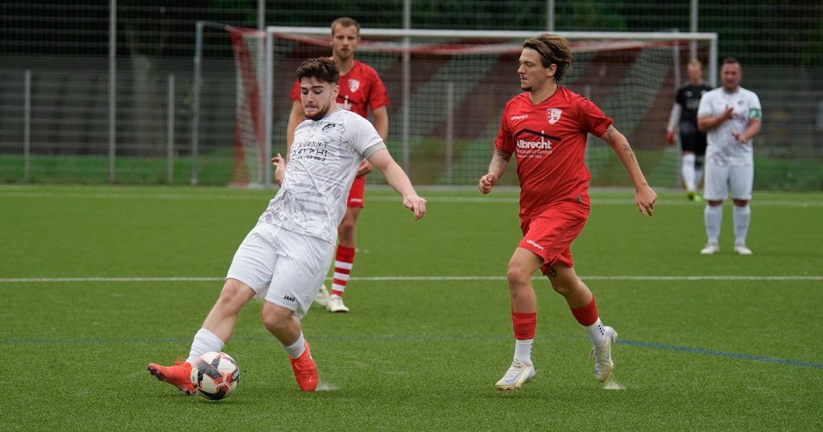 Zwei Amateur-Fussballer im Zweikampf um den Ball auf dem Spielfeld