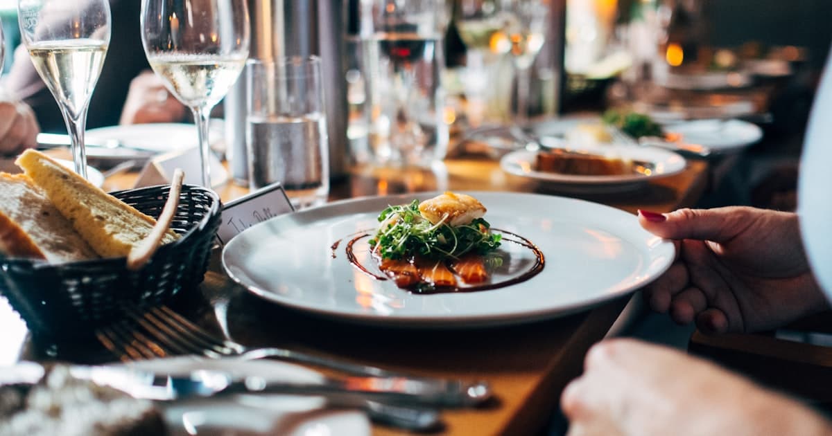 Elegantes Restaurant mit gedeckten Tischen und warmem Licht