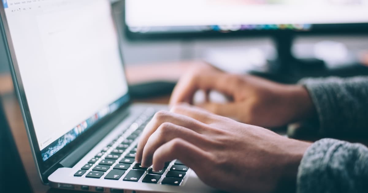 Geschäftsfrau am Laptop mit aufmerksamem Blick