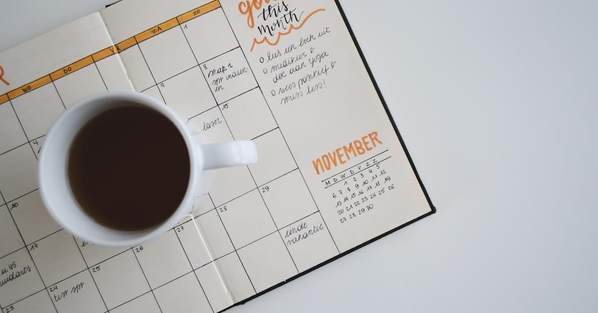 Kalender und Terminplaner auf einem aufgeräumten Schreibtisch