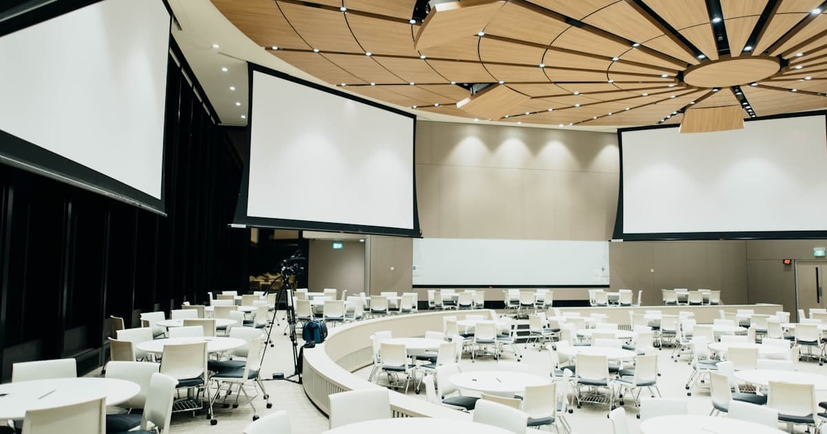 Professionell eingerichteter Eventraum mit Beleuchtung und Dekoration