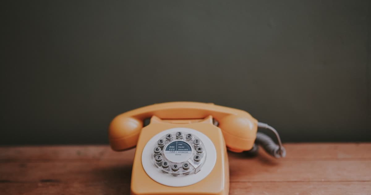 IVR-Telefonmenue versus moderner KI-Telefonassistent