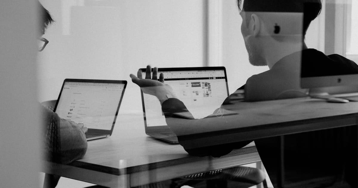Schweizer Geschäftstelefon das klingelt während niemand im Büro ist