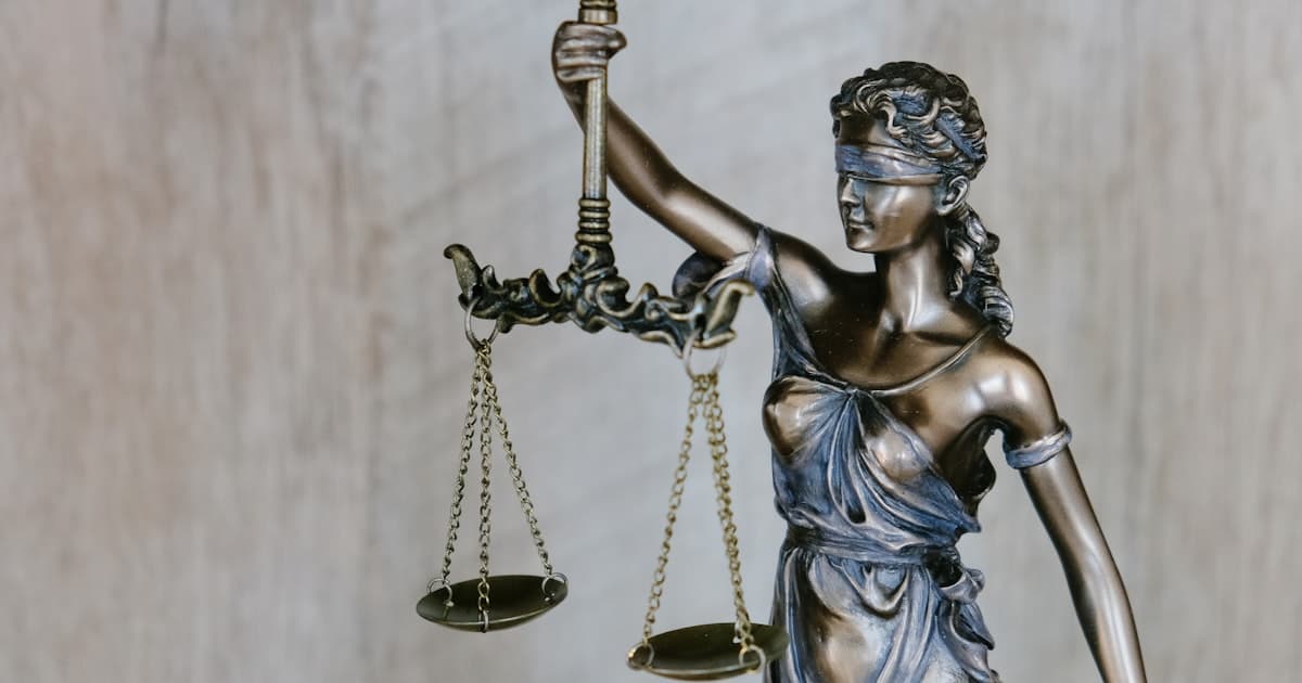 Justitia-Statue als Symbol für das Schweizer Rechtswesen und Notariat