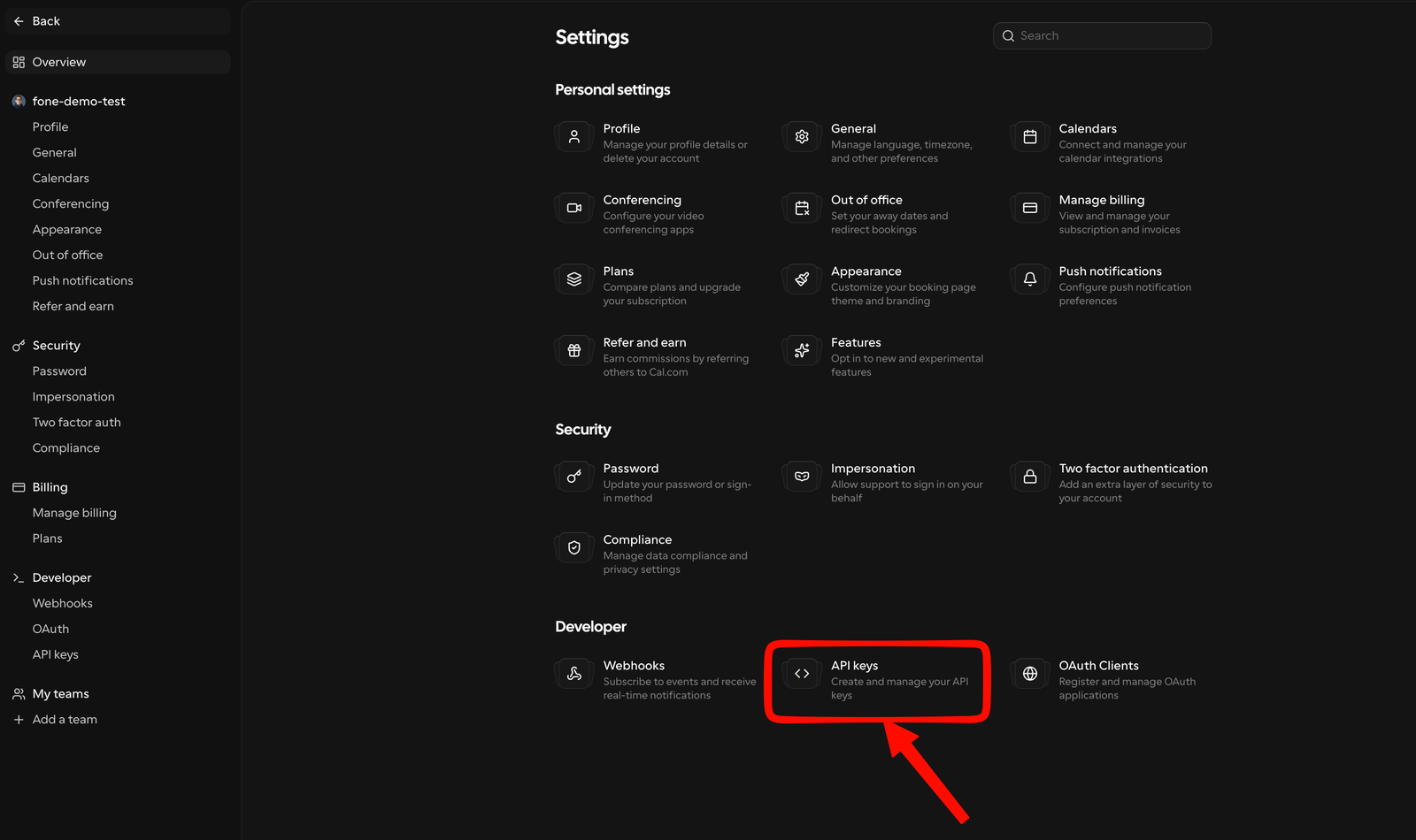 Cal.com mit markierter Schaltfläche „Settings" unten links.